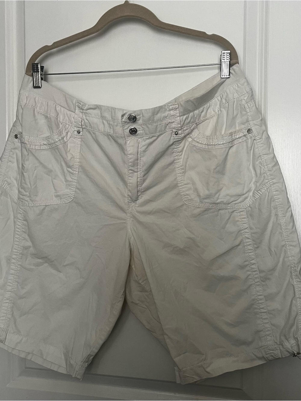 Gloria Vanderbilt Off-White Cargo Shorts with Front Pockets